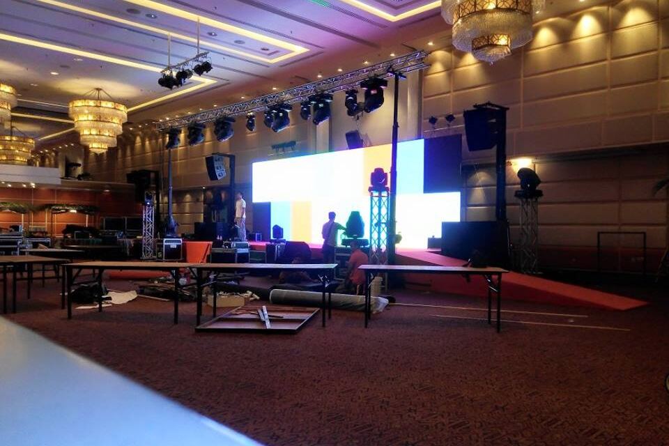Sewa sistem bunyi Maran - pemasangan speaker, pentas dan skrin di dalam dewan majlis sebelum tetamu masuk