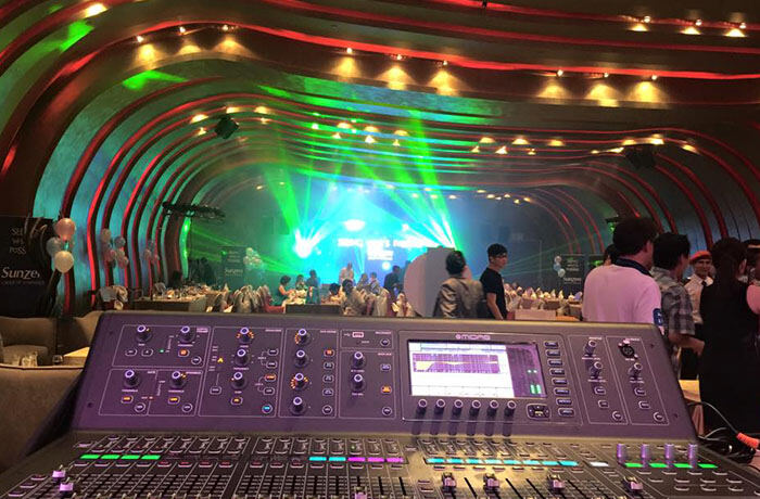 Sewa sistem bunyi Tanah Merah - mixer digital di kedudukan juruteknik semasa majlis anugerah dewan, dengan pentas dan tetamu di belakang